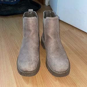 Cliffs by White Mountain chelsea boots